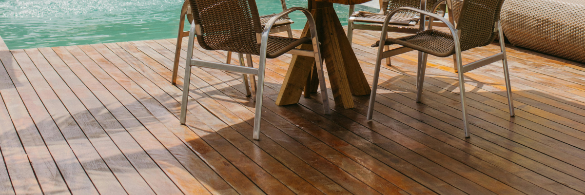 Čiastočne opotrebená drevená terasa vhodná na obnovu