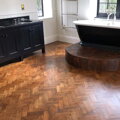 Drevená podlaha ošetrená Osmo Dekoračným voskom Transparentným – hodvábne lesklý interiérový náter bez povrchového filmu, viditeľná štruktúra dreva